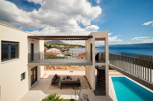 Neue außergewöhnliche Villa an der Riviera von Omis, 50 Meter vom Meer entfernt
