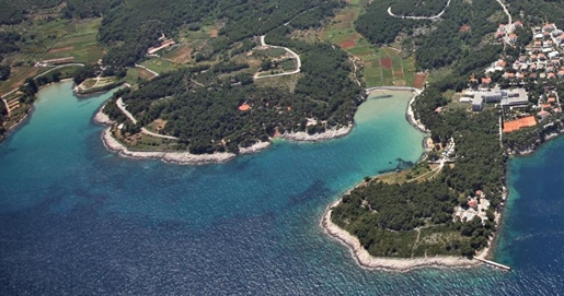 Building land in the touristic zone on 1st row to the sea in Jelsa, Hvar island