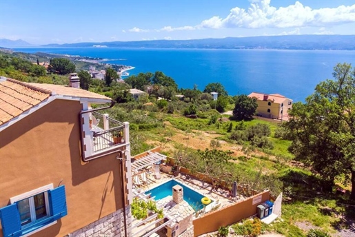 Fantastisches Anwesen mit Panoramablick auf das Meer an der Riviera von Omis, 500 Meter vom Meer ent