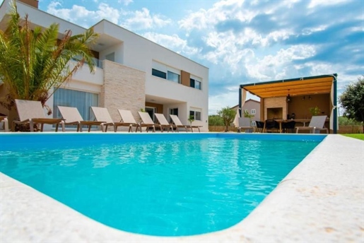 Luxury modern villa with swimming pool in Mandre on Pag