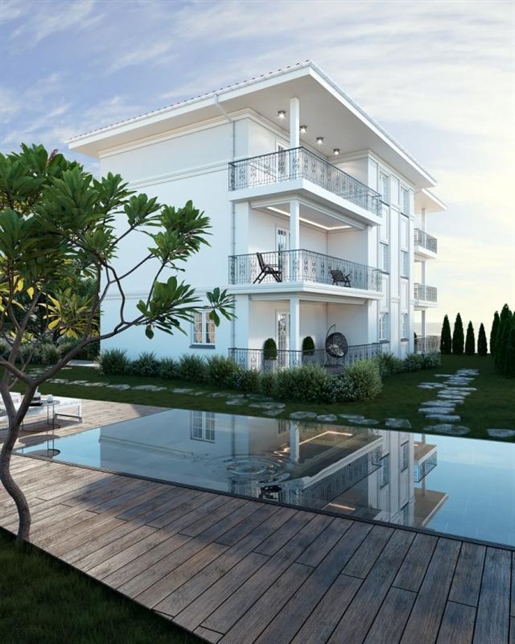 Eine große Wohnung mit Terrasse in einem neuen Gebäude authentischer Architektur mit Swimmingpool in