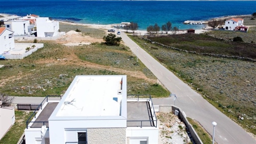 Moderne Villa mit Pool, 100 Meter vom Meer entfernt!