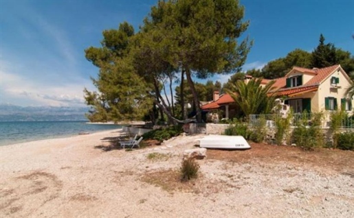 Deluxe-Villa in erster Meereslinie in Supetar auf der Insel Brac mit Liegeplatz für ein Boot