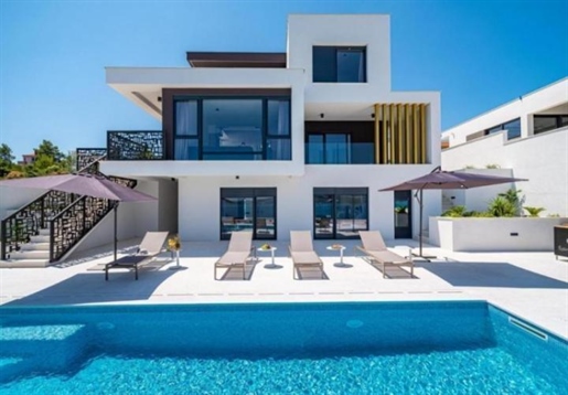Moderne Villa in erster Linie in der Gegend von Zadar, das gefragteste Format!