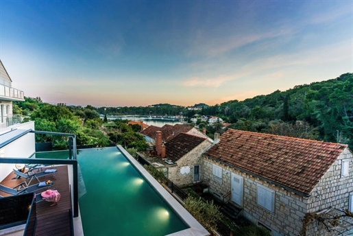 Außergewöhnliche moderne Luxusvilla in der Stadt Korčula, ideal, um 365 Tage im Jahr auf der Insel z