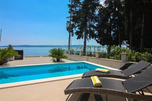 Fantastisches Angebot - Villa am Meer zum Verkauf in Kastela, im Grünen