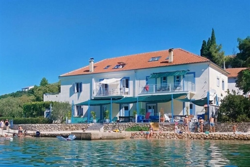 Amazing 5-bedroom apartment on the first line to the sea in Zadar area, right opporsite yachting moo