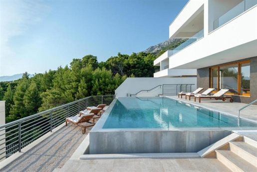 Einzigartige neue moderne Villa in Baska Voda mit Innen- und Außenpools, nur 150 Meter vom Strand en