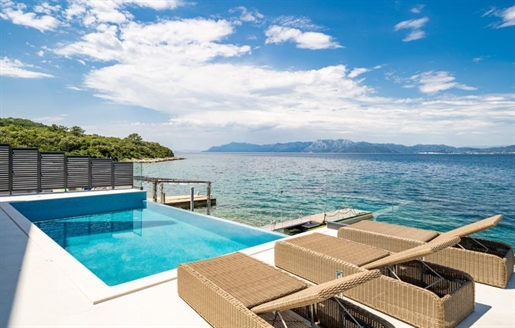Absolut atemberaubende Villa mit privatem Strand, Swimmingpool und Bootsliegeplatz