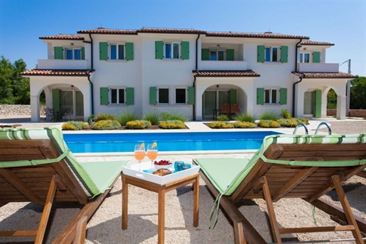 Mini-Hotel aus drei Häusern mit einem Pool in der Natur der Insel Krk