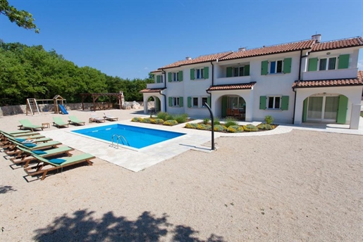 Mini-Hotel aus drei Häusern mit einem Pool in der Natur der Insel Krk