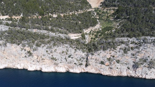 Land of more than 4 hectares of fantastic waterfront position on Hvar island