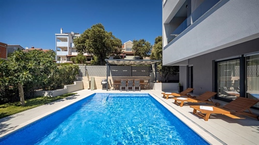 Schöne Villa zum Verkauf in der Gegend von Zadar, nur 30 Meter vom Meer entfernt