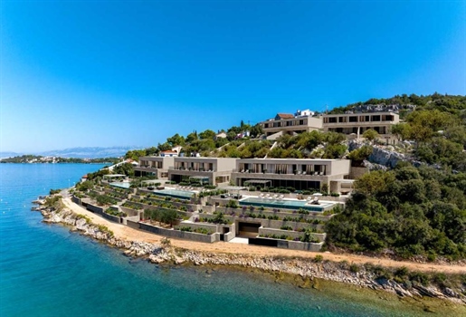 Neue moderne Villa auf der Insel Solta in einem Resort in erster Meereslinie