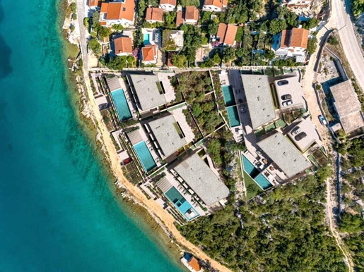 Neue moderne Villa auf der Insel Solta in einem Resort in erster Meereslinie