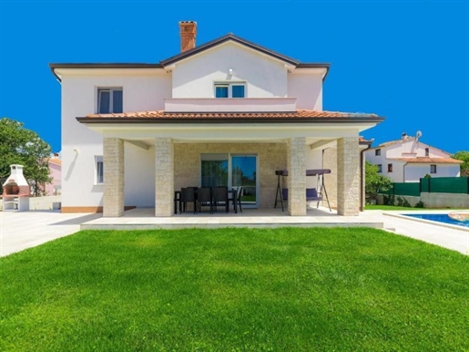 White villa with swimming pool near Porec, just 4 km from the sea