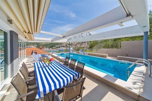 Moderne Villa im HI-TECH-Stil mit Pool nur 60 Meter vom Meer entfernt in Dubrovnik / Lapad!