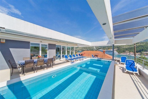 Moderne Villa im HI-TECH-Stil mit Pool nur 60 Meter vom Meer entfernt in Dubrovnik / Lapad!