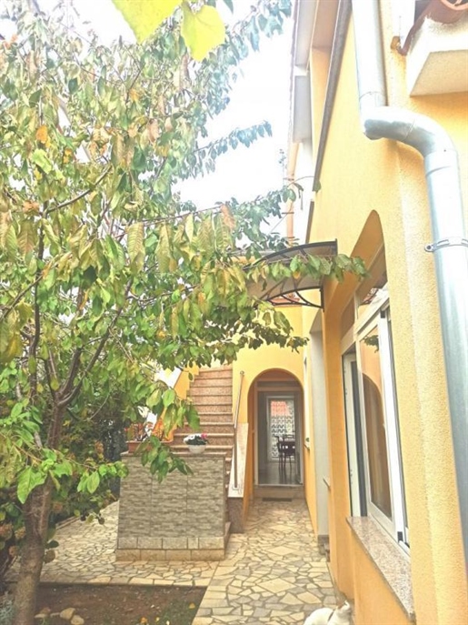 House with 3 apartments for sale in Valbandon, Fažana, just 1 km from the sea
