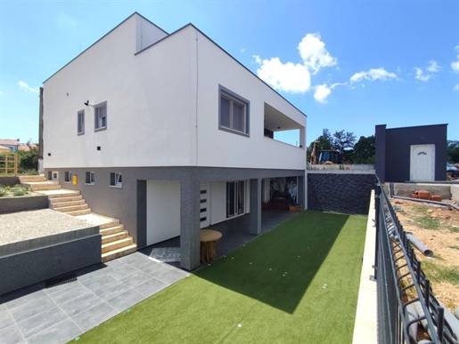 Modern family villa of 240 m2 on 1553m2 of land