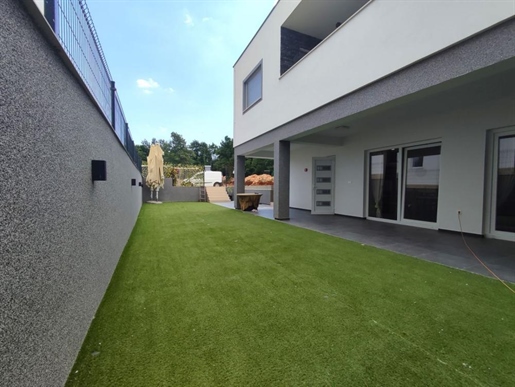 Moderne Familienvilla von 240 m2 auf 1553 m2 Grundstück