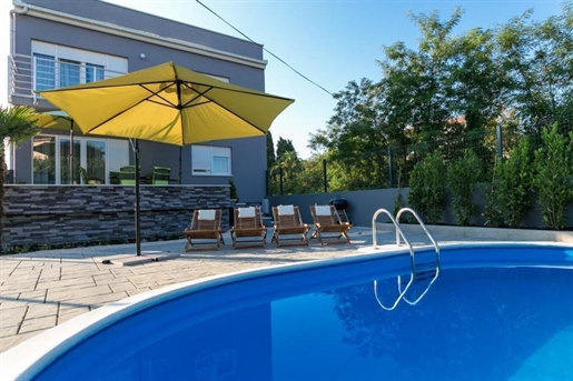 Moderne Doppelhaushälfte mit Pool zum Verkauf in Biograd-na-moru