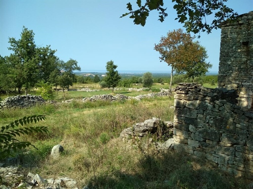 Поместье с двумя каменными руинами в районе Буйе