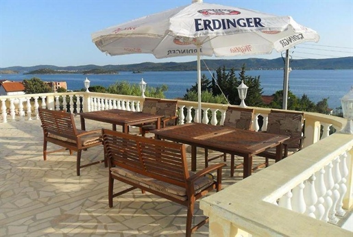 Идеальный отель всего в 50 метрах от моря в районе Задара с рестораном и фитнес-центром.