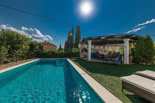 Reasonably priced attached villa in Crikvenica, with swimming pool, only 50 meters from the sea!