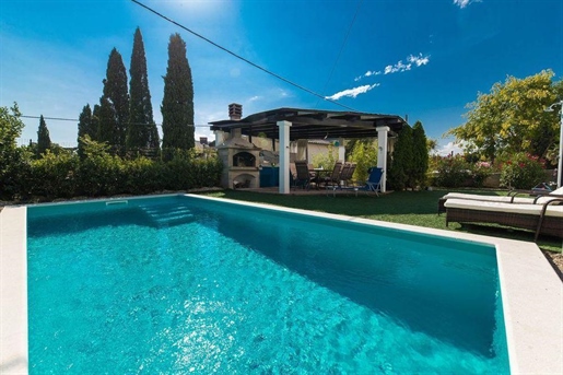 Reasonably priced attached villa in Crikvenica, with swimming pool, only 50 meters from the sea!