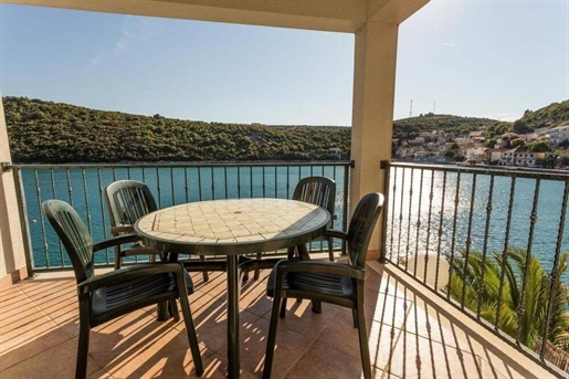 Beautiful villa on the first line to the sea with 2 private piers and beach