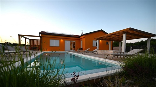 Newly built one-storey villa with swimming pool in a quiet location in Svetvincenat!