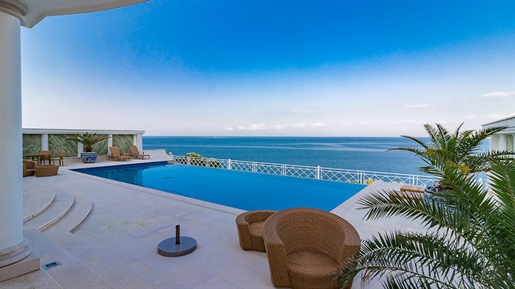 Luxuriöse Villa am Wasser innerhalb des Resorts in der ersten Meereslinie in der Gegend von Umag