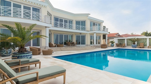 Luxuriöse Villa am Wasser innerhalb des Resorts in der ersten Meereslinie in der Gegend von Umag