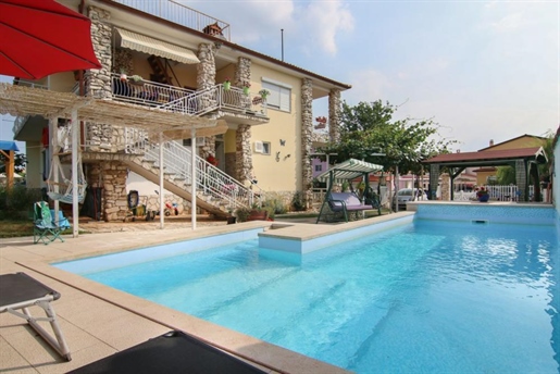 Mini-Hotel mit Pool in der Gegend von Valbandon, Fažana