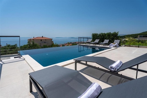 Bemerkenswerte moderne Villa in der Nähe von Split mit Panoramablick auf das Meer