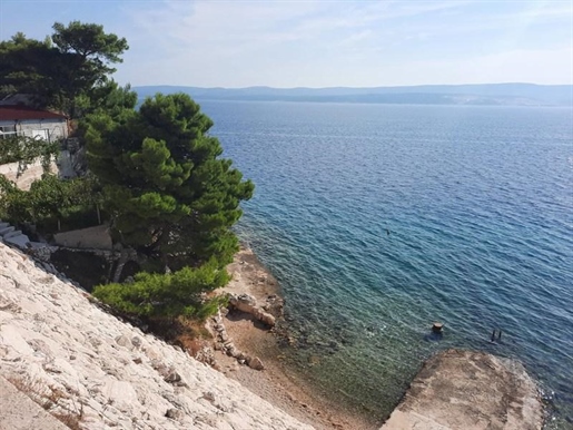 Apart-House on the 1st line to the sea, with 1300 sq.m. Of land, on Omis riviera in Lokva Rogoznica