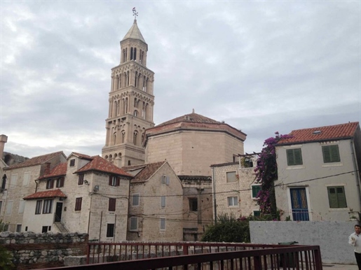 Priceless renovation property in the center of Split, great investment