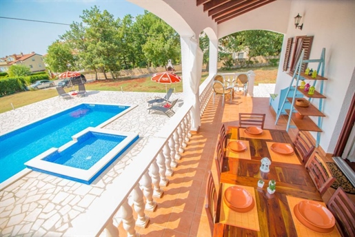 Villa im traditionellen Stil mit Meerblick in attraktiver Lage in der Gegend von Porec