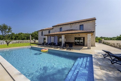 Istrian style villa with swimming pool in Kanfanar