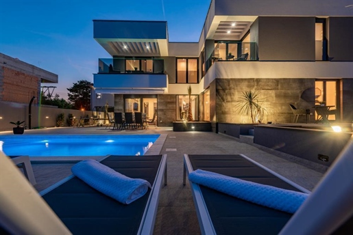 Moderne Villa nur 500 Meter vom Strand entfernt in der Gegend von Zadar