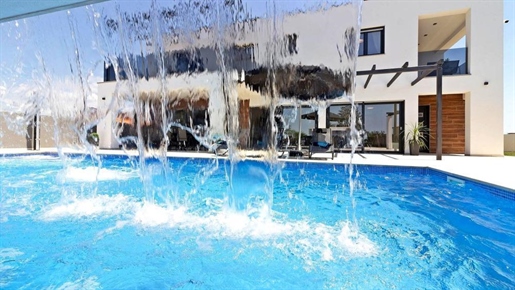 Комфортабельная современная вилла с бассейном в Марчане - прекрасная недвижимость на продажу!
