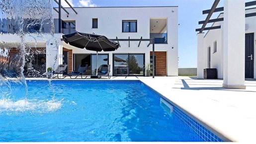 Комфортабельная современная вилла с бассейном в Марчане - прекрасная недвижимость на продажу!