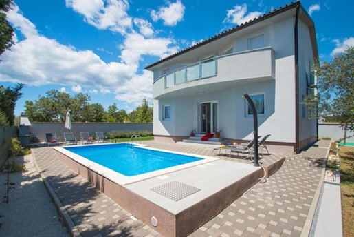 Nice holiday villa with swimming pool in Vodnjan outskirts with sea views