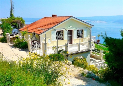 Beautiful house of 3 apartments on Omis riviera with stunning sea views