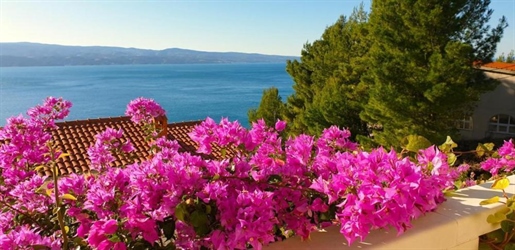 Schönes Haus mit 3 Wohnungen an der Riviera von Omis mit atemberaubendem Meerblick