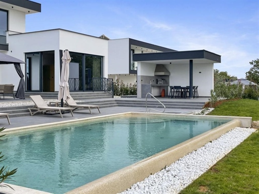 Moderne Villa im hedonistischen Stil in Kastelir-Labinci mit weitem Meerblick