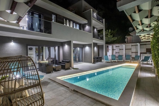 Moderne Apart-Villa mit 4 Apartments nur 50 Meter vom Meer entfernt