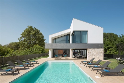 Schöne hochmoderne Villa in ruhiger grüner Umgebung in Ližnjan auf 910 qm. Land