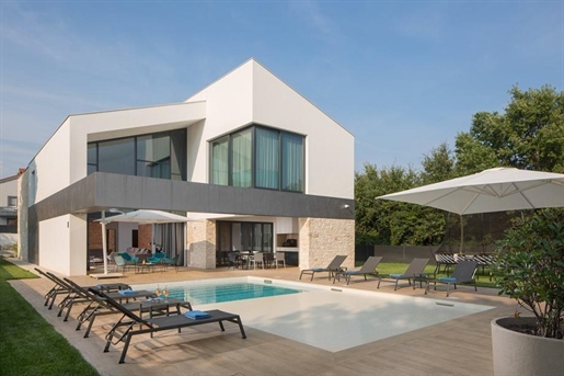 Beautiful ultre-modern villa within peaceful green surrounding in Ližnjan on 910 sq.m. Land